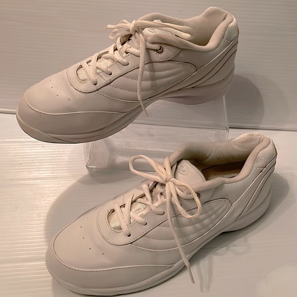 Easy Spirit Women's Beige Leather Walking Shoes Stars size 10 EUC - Picture 1 of 12